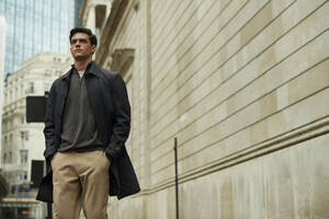 marksandspencer_MENSWEAR_AU23_T16_5400M_pansky prsiplast_2699Kc_T17_6171M_panske chino kalhoty_1499Kc_model.jpg